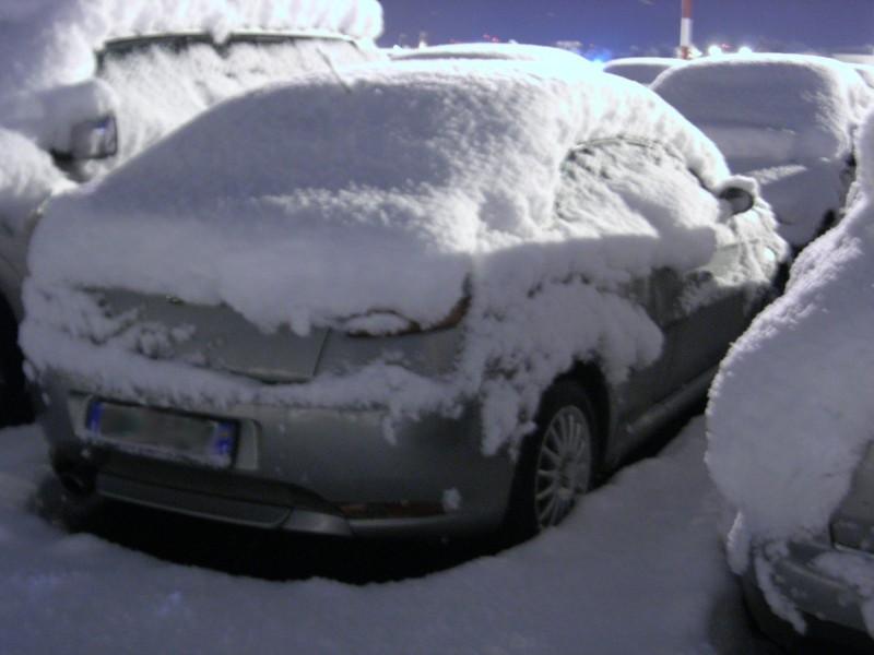 Un'auto sotto la neve