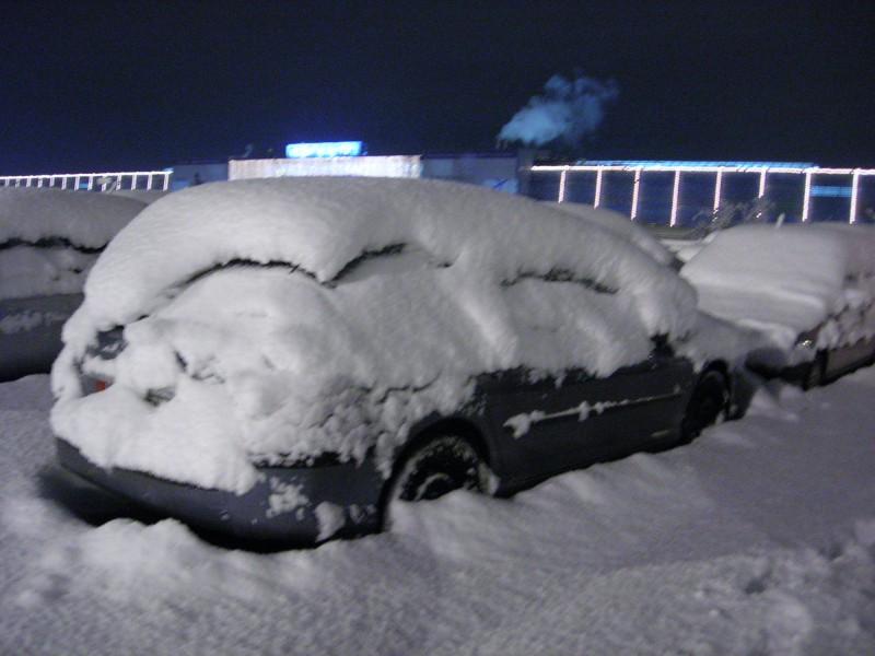 Un'auto sotto la neve